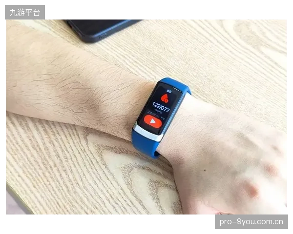 索斯盖特团队启动高原适应预案，全队佩戴健康监测手环追踪血氧饱和度。